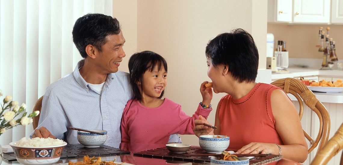 family-eating-healthy-breakfast